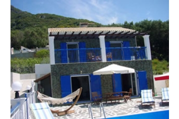 Grecia Chata Paramonas, Exterior